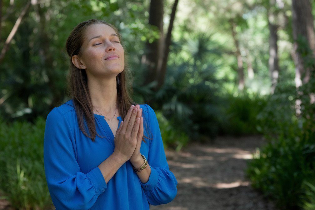 fasten mit gebet frau betet im wald