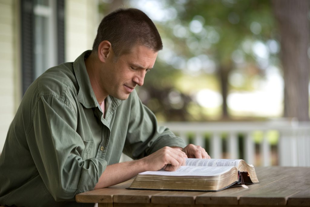Fasten mit Gebet. Mann studiert die Bibel