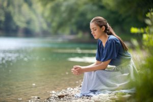 fastenmitgebet-junge-frau-betet-am-see